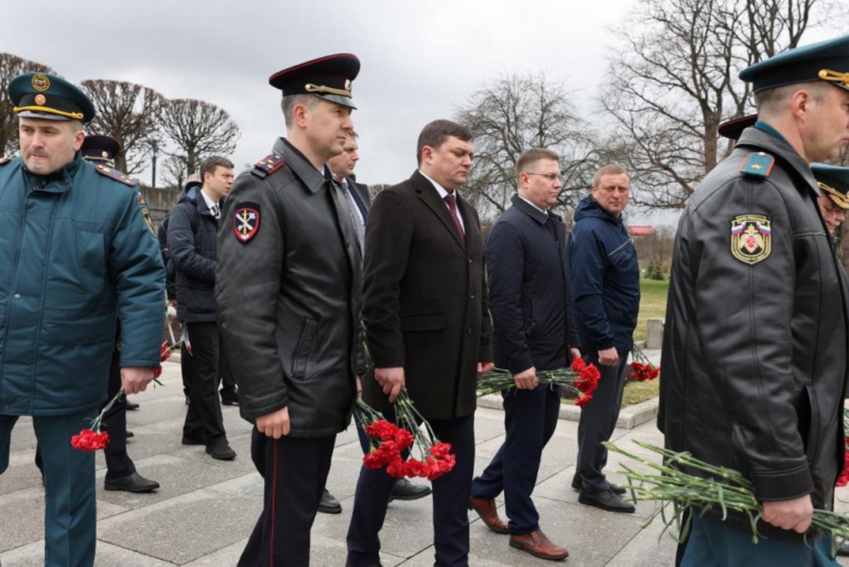 Кронштадт 29 апреля. День памяти сотрудников МЧС. Возложение венков на Пискаревском кладбище 2023. Возложение на Пискаревском 2022 полиция. Петербург возложение цветов на Пискаревском.