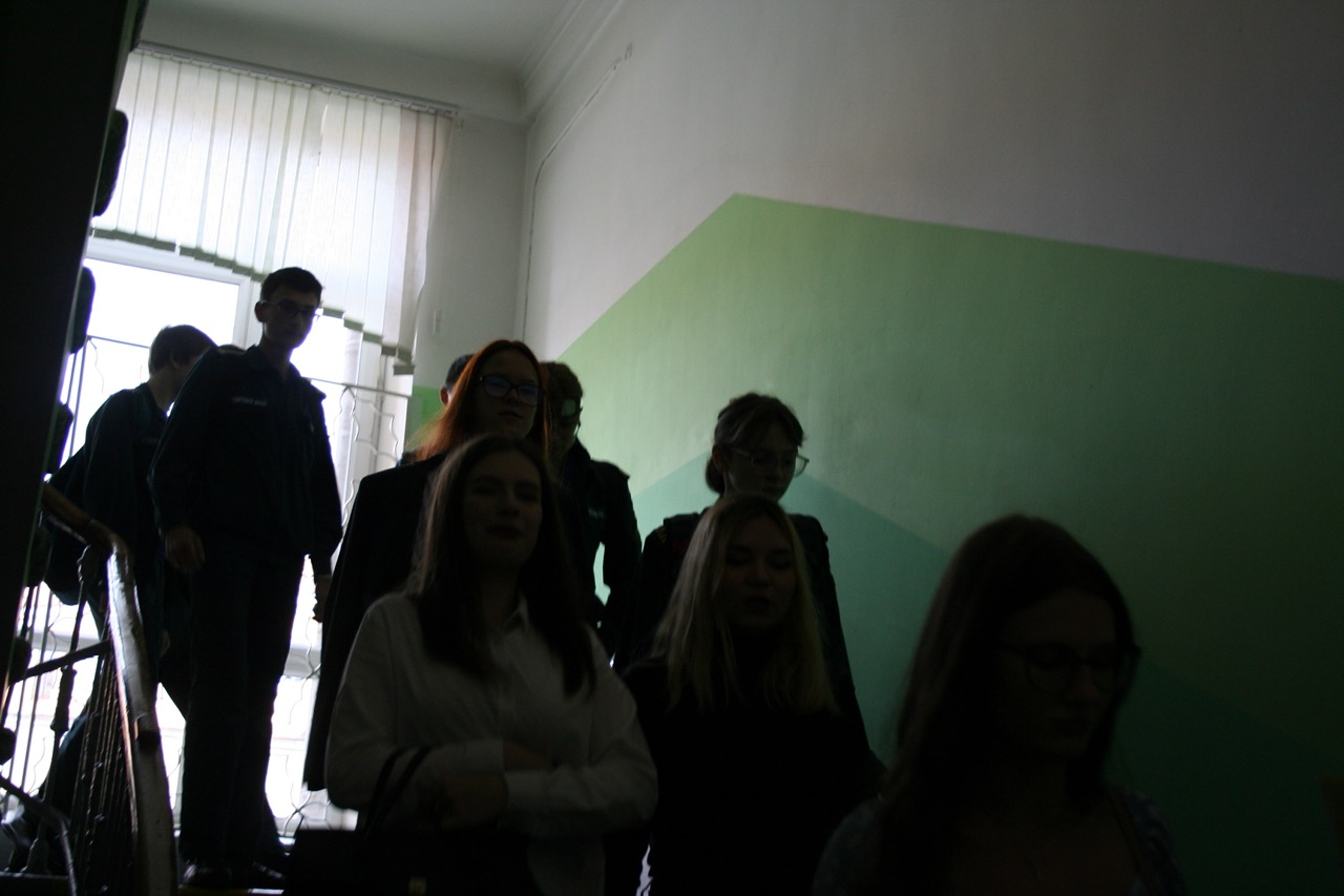 Тренировочная эвакуация в школе. Эвакуация в школе фото.