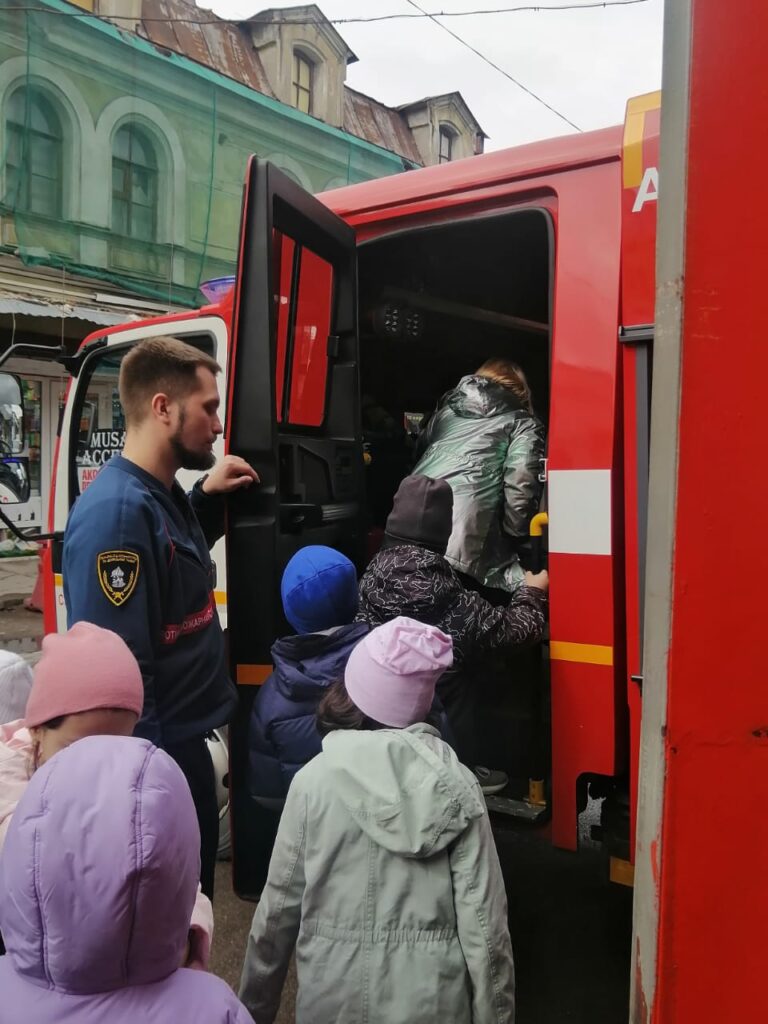 В день советской пожарной охраны учащиеся Центрального района поздравили  пожарных | 17.04.2024 | Санкт-Петербург - БезФормата